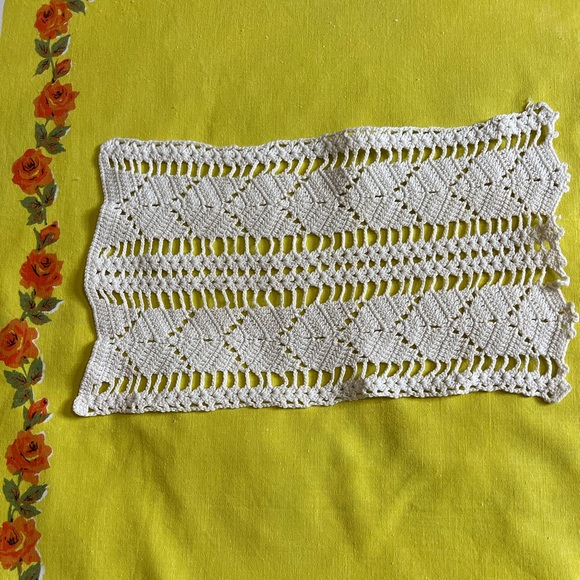 Vintage Crochet Two-Tone Doily Table Mat Set - Picture 4 of 5